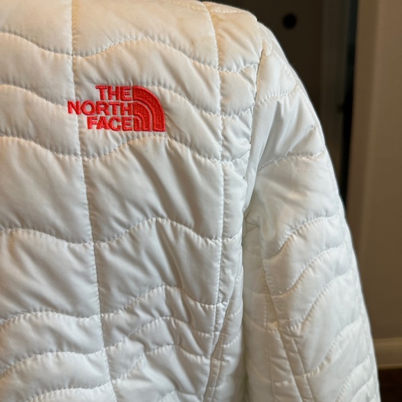 The North Face Women's White Jacket large puffer zip closure & pockets - Picture 12 of 15